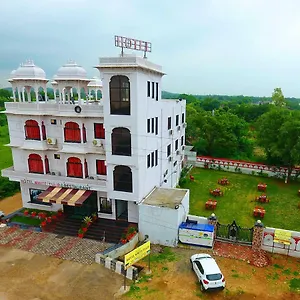 Hotel White Tulip-5 Mins From Airport With Swimming Pool, Udaipur
